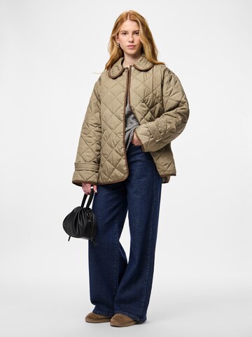 PIECES Демисезонная куртка в Серый