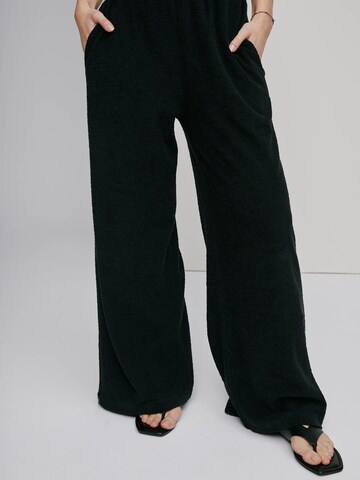 Wide leg Pantaloni 'Elsa' di A LOT LESS in nero: frontale