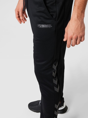 Effilé Pantalon de sport 'Legacy' Hummel en noir