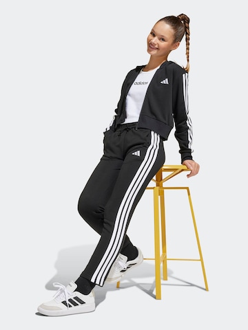 ADIDAS SPORTSWEAR - Sudadera con cremallera deportiva 'Essentials' en negro: frente