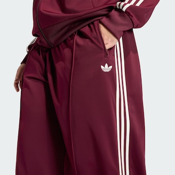 ADIDAS ORIGINALS - Loosefit Pantalón 'Firebird' en rojo