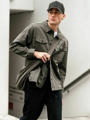 TEESHOPPEN Regular fit Button Up Shirt ' Twill Overshirt ' in Green