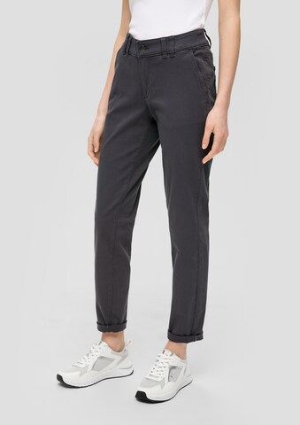 Coupe slim Pantalon chino QS en gris : devant