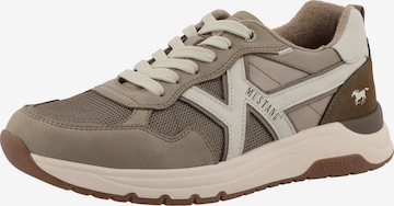 Baskets basses MUSTANG en beige : devant