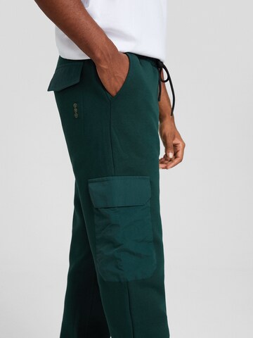 Tapered Pantaloni cargo di Bershka in verde