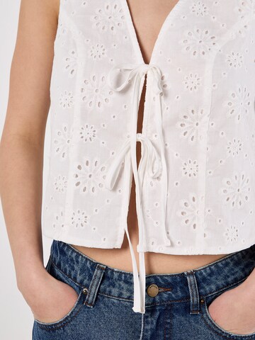 Gilet 'Broderie Anglaise' Apricot en blanc