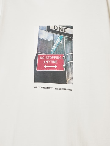 Tricou de la Pull&Bear pe alb