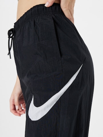 Nike Sportswear Tapered Broek 'Essential' in Zwart