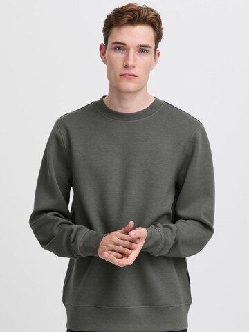 Casual Friday Sweatshirt 'Sebastian' in Grey: front