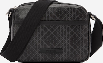 juoda Calvin Klein Rankinė su ilgu dirželiu: priekis