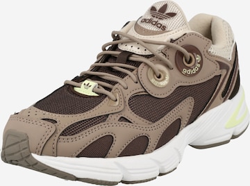 ADIDAS ORIGINALS Sneaker low 'ASTIR' i brun: forside