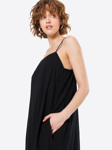 Rochie 'Vikilina' de la minimum pe negru