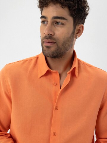 Dandalo - Ajuste confortable Camisa en naranja