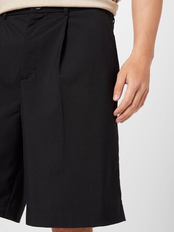 Loosefit Pantaloni con pieghe 'Uno' di WEEKDAY in nero