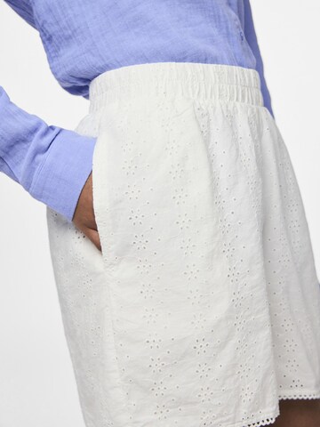 PIECES - regular Pantalón 'PCKilla' en blanco