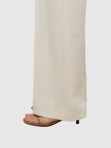 regular Pantaloni di VERO MODA in bianco