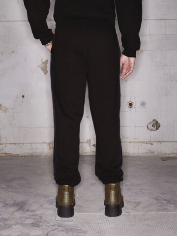 ABOUT YOU x Rewinside - Tapered Pantalón 'Theo' en negro