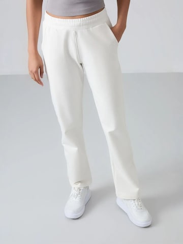 Tommy Life Sportbroek in Wit: voorkant