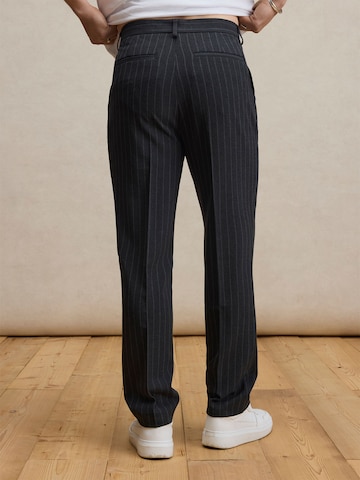 DAN FOX APPAREL Normální Kalhoty s puky 'Eduard' – šedá