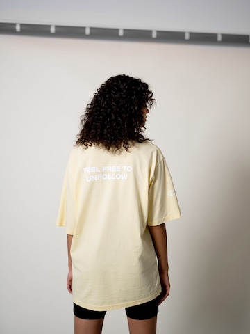 UNFOLLOWED x ABOUT YOU - Camiseta 'RARE' en amarillo: atrás