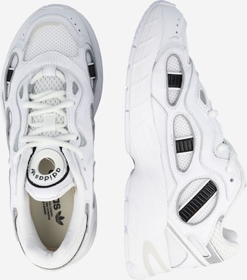 Baskets basses 'Astir Sn' ADIDAS ORIGINALS en blanc