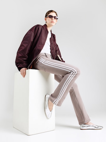 ADIDAS ORIGINALS Rozšírený strih Džínsy 'Adilenium Season 4 Teamgeist' - Ružová