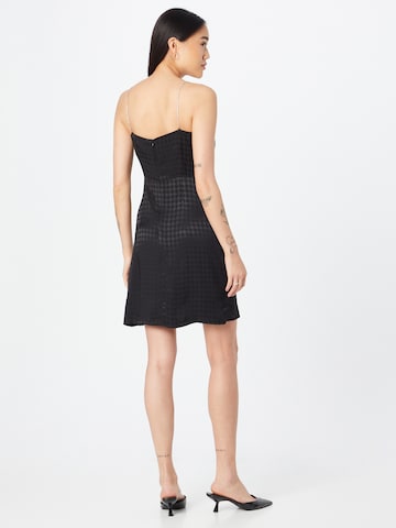 Rochie de cocktail de la Warehouse pe negru