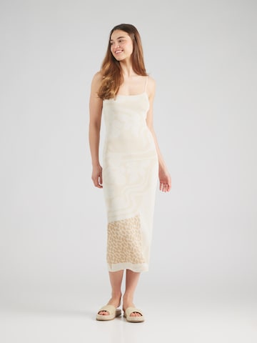 florence by mills exclusive for ABOUT YOU Трикотажное платье 'English Ivy' в Бежевый