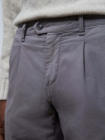 Coupe slim Pantalon chino Scalpers en gris