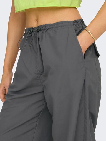 ONLY - Tapered Pantalón 'ECHO' en gris