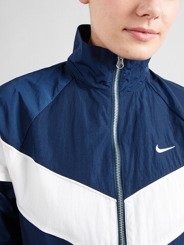 Nike SportswearPrijelazna jakna - plava boja