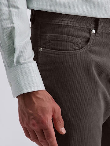 Regular Jean 'Lyon' PIERRE CARDIN en marron