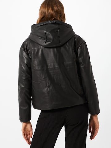 Veste mi-saison 'Carrie' ONLY en noir