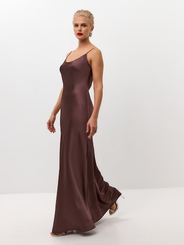 Serena Silueta Obleka 'Maxi satin slip dress 'Serene'' | rjava barva