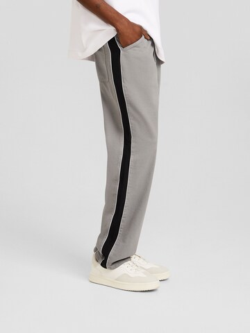 Bershka Regular Pants in Grey: front