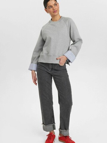 NÜMPH Collegepaita 'NUZARI' värissä harmaa