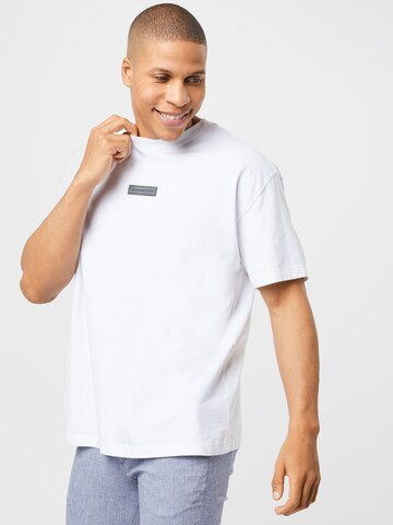 T-Shirt Abercrombie & Fitch en blanc : devant