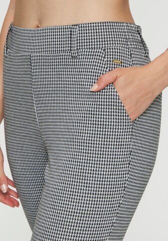 Regular Pantaloni de la LASCANA pe negru