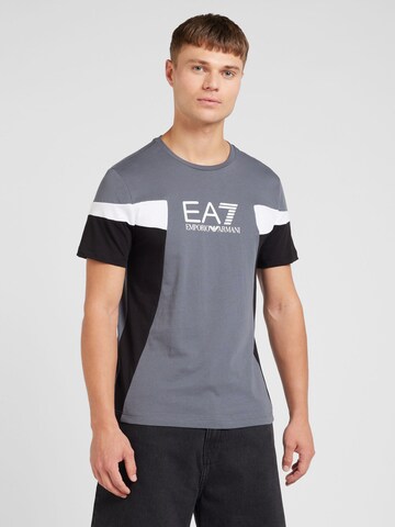 EA7 Emporio Armani T-shirt i grå: framsida