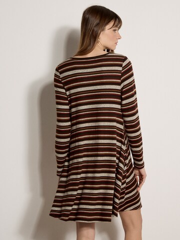 Apricot Kleid in Braun