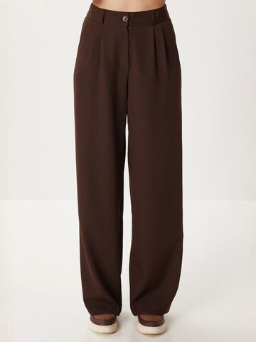 Happiness İstanbul Wide leg Pleat-front trousers in Brown: front