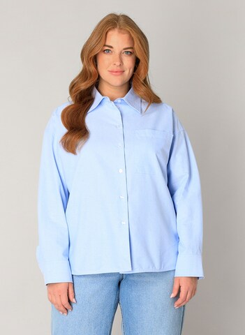 BASE LEVEL CURVY Blouse in Blue: front