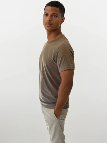 A Question Of (AQO) Bluser & t-shirts 'Anders Tee Garment Dyed' i brun
