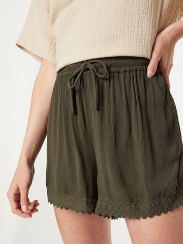 ABOUT YOU Loosefit Shorts 'Dorina' in Grün