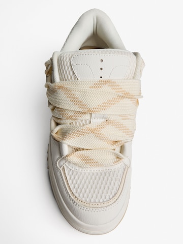Sneaker low de la Bershka pe alb