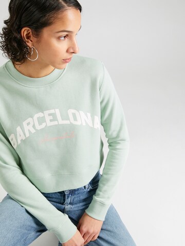 AÉROPOSTALE Sweatshirt in Green