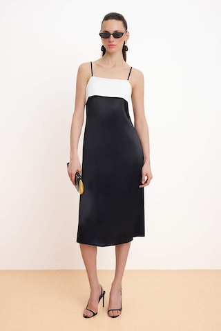 Trendyol - Vestido en negro: frente