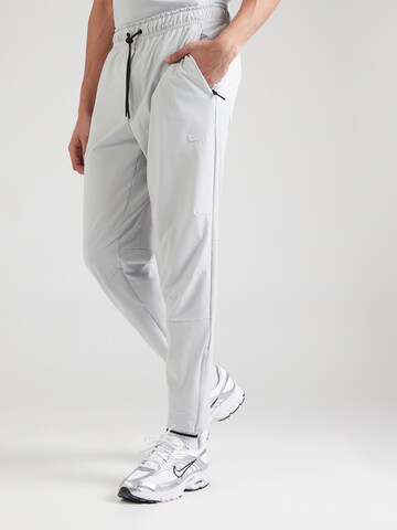 Effilé Pantalon de sport 'UNLIMITED' NIKE en gris : devant