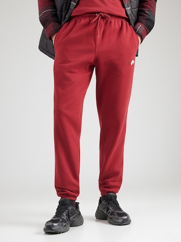 Effilé Pantalon 'CLUB' Nike Sportswear en rouge : devant