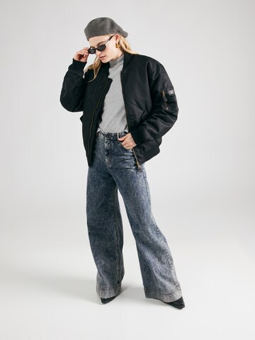 GUESS JEANS Välikausitakki värissä musta